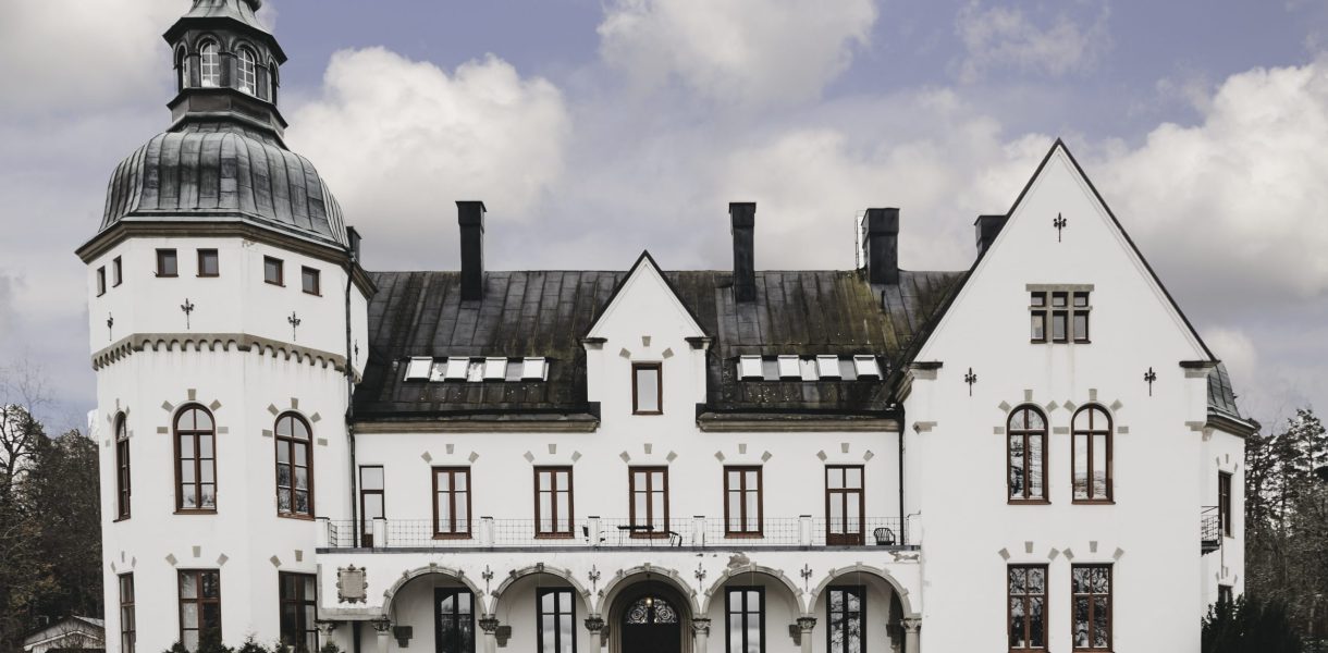 hellidens slott tidig vår med blå himmel